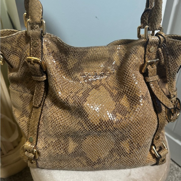 Leather snake skin Michael Kors shoulder bag.Beautiful tan/beige/brown color. - Picture 4 of 4